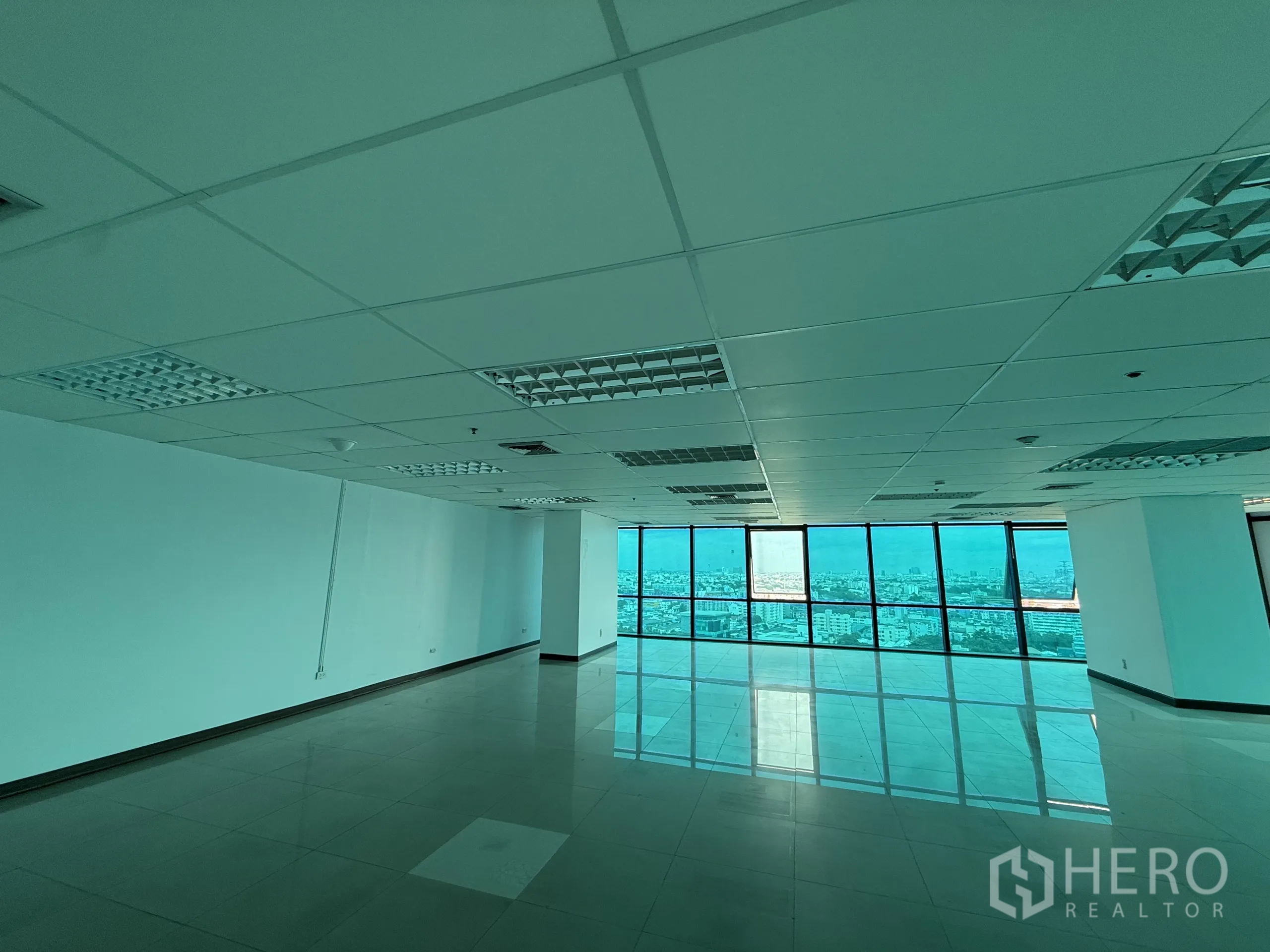 สำนักงาน ให้เช่าในHuai Khwang, Bangkok - พื้นที่ทำงานยาวต่อเนื่อง มีหน้าต่างเต็มสูงชมวิวกรุงเทพฯ กับพื้นกระเบื้องเงา