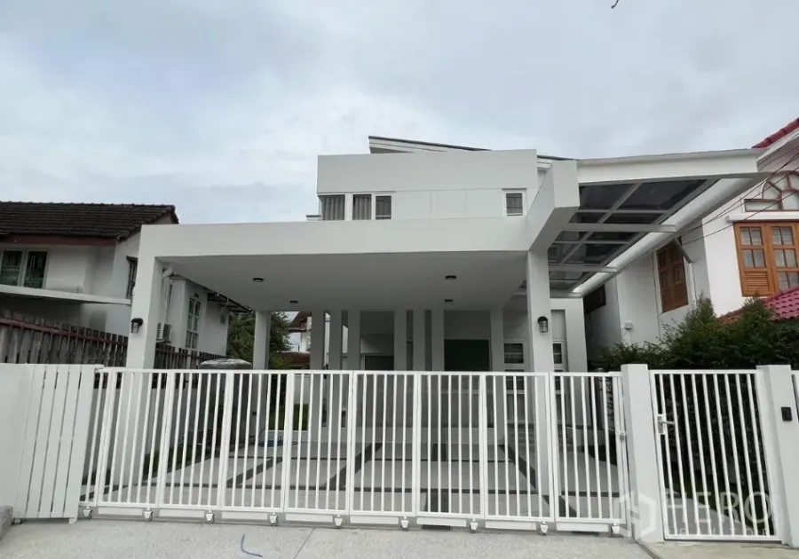 Detached House for rent in Saphan Sung, Bangkok - Modern two-storey white detached house with gated carport in Saphan Sung, Bangkok.