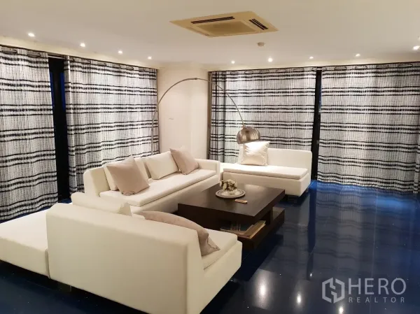 公寓 出租在Yan Nawa, Bangkok - 第二客厅，白色沙发、筒灯与图案窗帘。