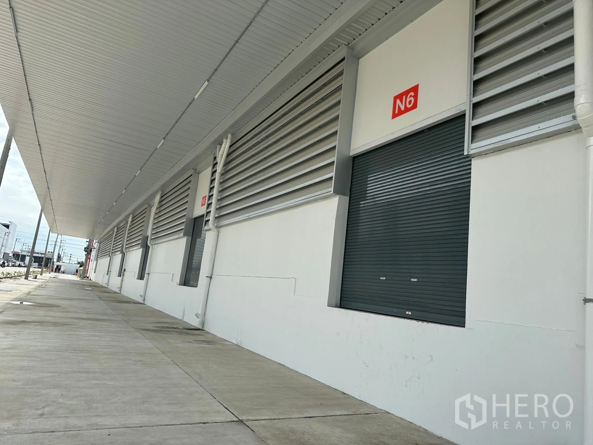 工厂 出租在Khlong Luang, Pathum Thani - N6装卸口特写，金属卷帘门与百叶通风口。