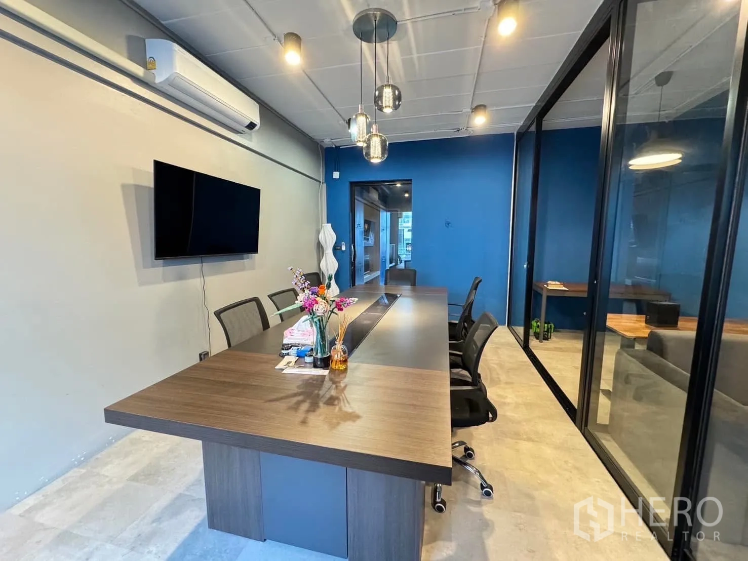 โฮมออฟฟิศ for rent in Watthana, Bangkok - มุมมองห้องประชุมที่มีเครื่องปรับอากาศ ทีวี และที่นั่งครบ