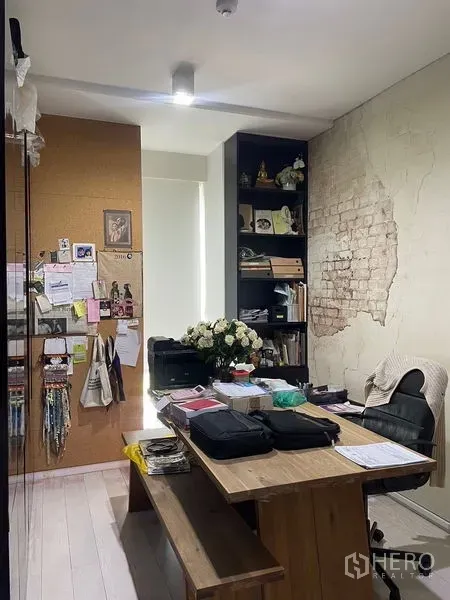 办公空间 出租在Phaya Thai, Bangkok - 私密会议室，长木桌、软木公告墙和内置书架。
