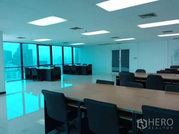 สำนักงาน ให้เช่าในHuai Khwang, Bangkok - สำนักงานแบบเปิดโล่งในห้วยขวาง กระจกบานใหญ่พื้นถึงเพดาน พื้นกระเบื้อง ไฟ LED และวิวเมืองกรุงเทพฯ