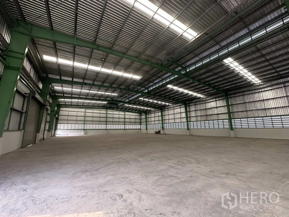 โรงงาน ให้เช่าในMueang Samut Prakan, Samut Prakan - ฮอลล์ผลิตกว้าง เพดานโครงเหล็กสูง มีช่องแสง และพื้นคอนกรีตเสริมเหล็ก