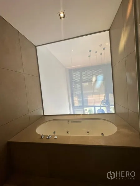 Condominium for rent or sale in Sathon, Bangkok - Spa-style bathroom featuring a built-in soaking tub and a large interior window.