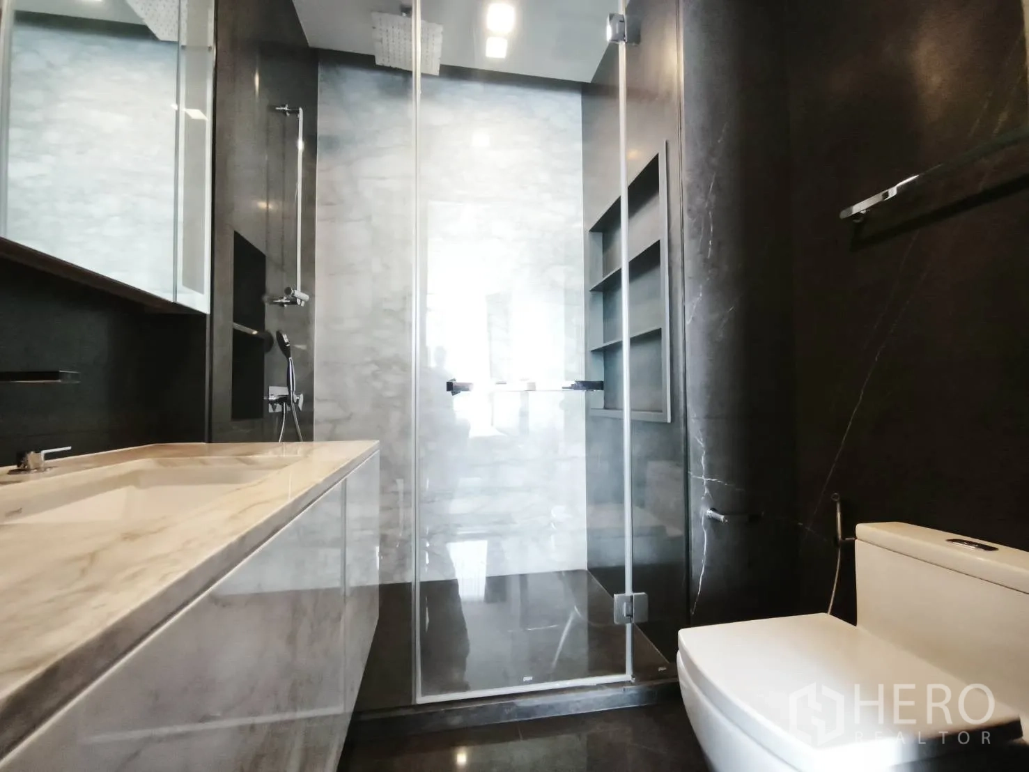 คอนโด for rent in Watthana, Bangkok - ห้องน้ำสไตล์โมเดิร์นพร้อมเคาน์เตอร์หินอ่อน ห้องอาบน้ำกระจก และโถสุขภัณฑ์