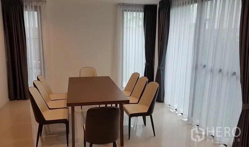 บ้าน ให้เช่าในPrawet, Bangkok - ห้องทานอาหารสำหรับหกที่นั่ง ข้างหน้าต่างบานสูงและพื้นกระเบื้องเงา.