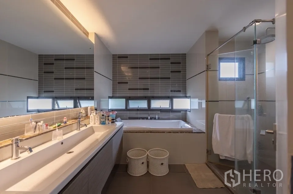 独栋房屋 for rent or sale in Bang Kapi, Bangkok - 主浴室，双台盆、浴缸与独立淋浴间。