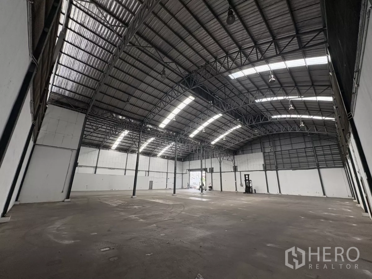 货栈 出租在Bang Phli, Samut Prakan - 多立柱工业空间，拱形保温屋顶结构。