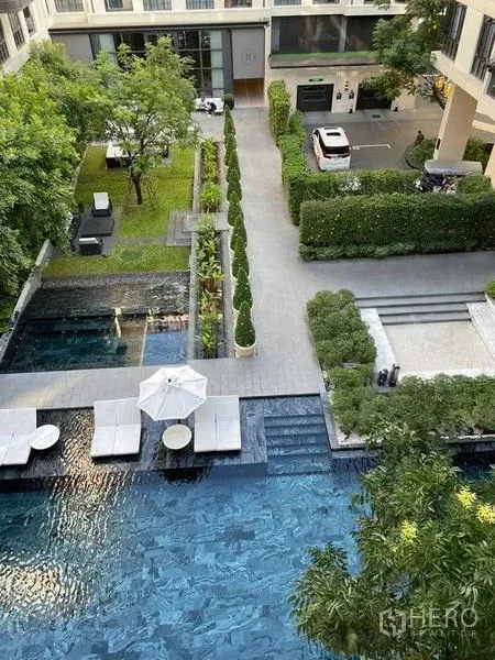 คอนโด ให้เช่าหรือขาย - สระว่ายน้ำส่วนกลางพร้อมเตียงอาบแดดและสวนภูมิทัศน์