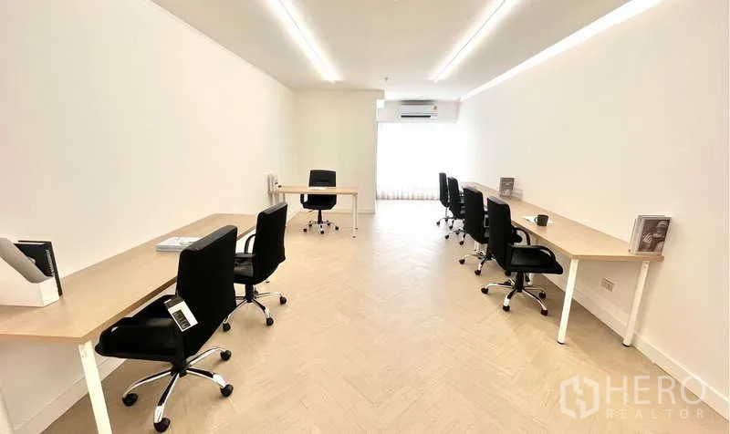 สำนักงาน ให้เช่าในWatthana, Bangkok - ห้องทำงานรูปทรงยาว มีโต๊ะหลายตัว ไฟ LED เพดาน และพื้นไม้โทนอ่อน.