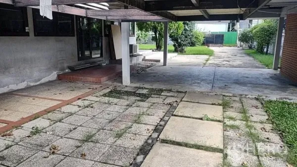 บ้าน ให้เช่า - ระเบียงและที่จอดรถแบบมีหลังคา ปูพื้นคอนกรีตและแผ่นหิน