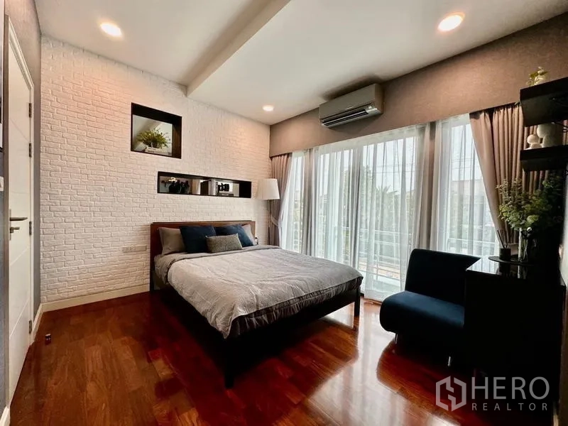 独立式住宅 出租在Lat Krabang, Bangkok - 次卧，白色砖纹特色墙，大窗并可通阳台