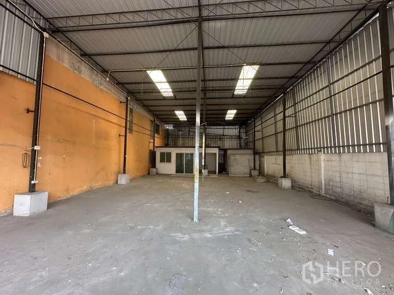 คลังสินค้า ให้เช่าในPak Kret, Nonthaburi - โซนเก็บของรอง หลังคาสูง พื้นคอนกรีต พร้อมห้องด้านหลัง