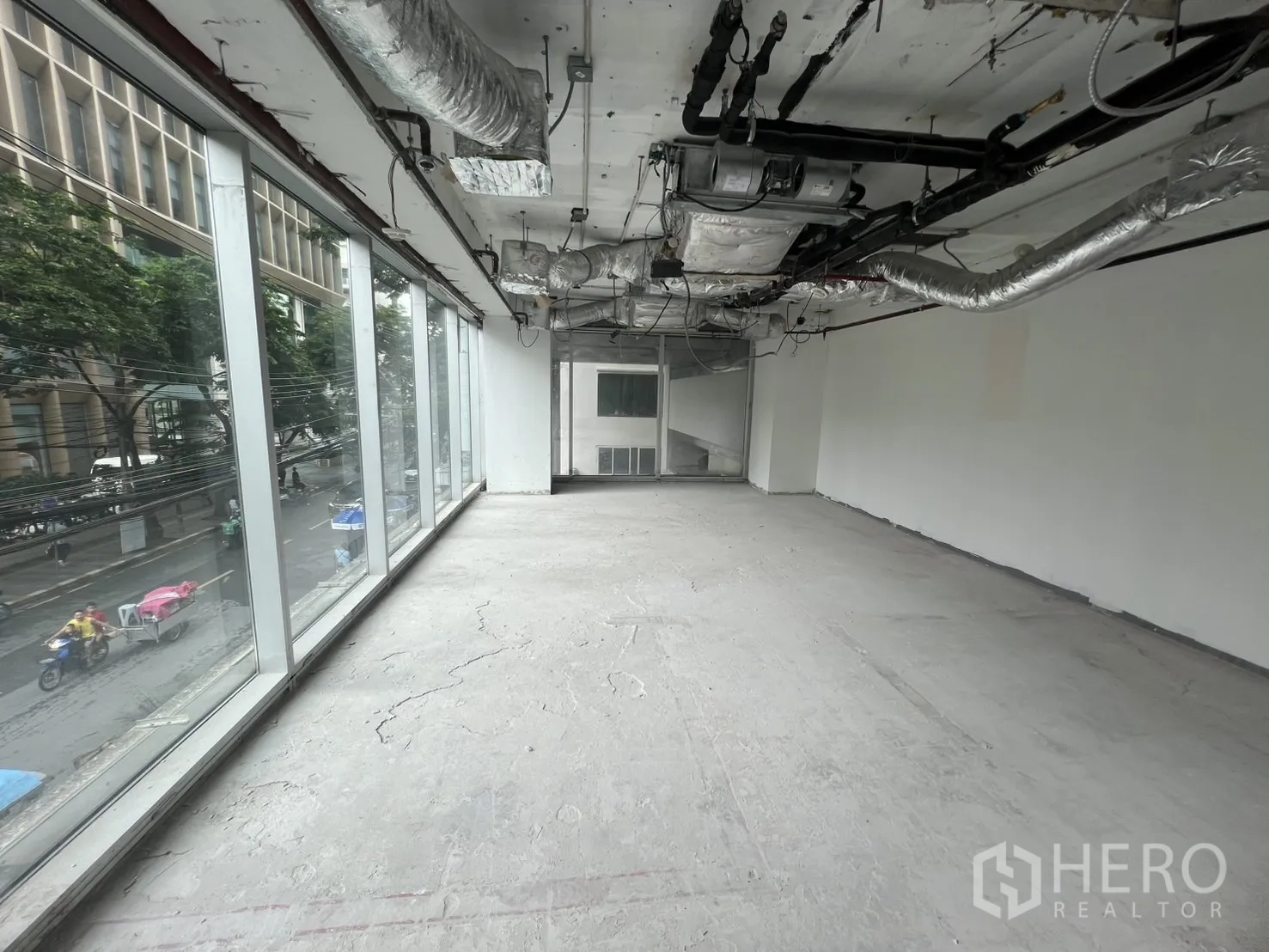 零售空间 出租在Bang Rak, Bangkok - 狭长零售走廊，连续玻璃面向街景与都市风貌。