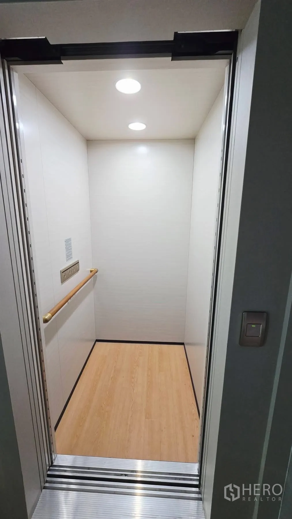 独立式住宅 出租在Prawet, Bangkok - 私家家用电梯内部，木纹地板与筒灯。