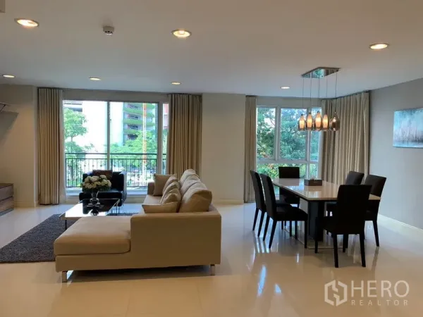 公寓 出租在Khlong Toei, Bangkok - 开放式客厅配沙发组、餐桌并连通阳台。