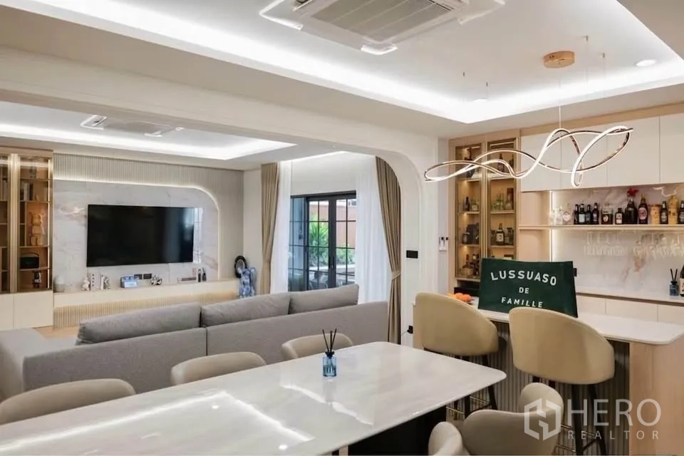 บ้านเดี่ยว for sale in Bang Phli, Samut Prakan - โถงนั่งเล่น–ทานข้าวแบบโอเพ่นสเปซ ผนังทีวีและเคาน์เตอร์บาร์.