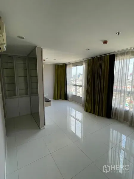 คอนโด ขายในSuan Luang, Bangkok - ห้องโถงโอเพ่นสเปซ หน้าต่างรอบด้าน มีชั้นบิลท์อิน และพื้นแกรนิตโต้เงางาม