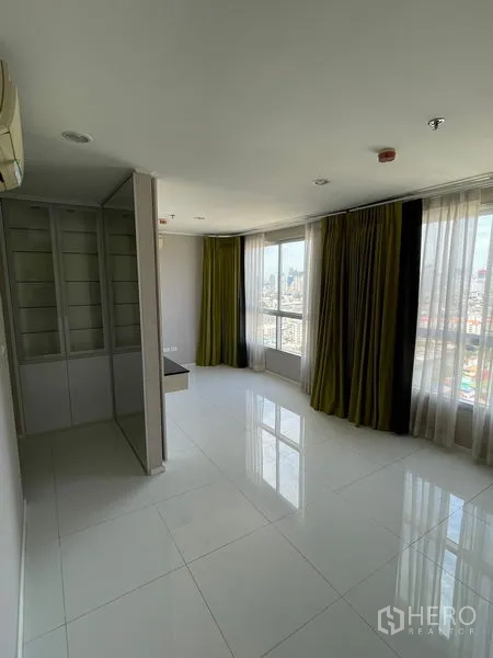 คอนโด ขายในSuan Luang, Bangkok - ห้องโถงโอเพ่นสเปซ หน้าต่างรอบด้าน มีชั้นบิลท์อิน และพื้นแกรนิตโต้เงางาม