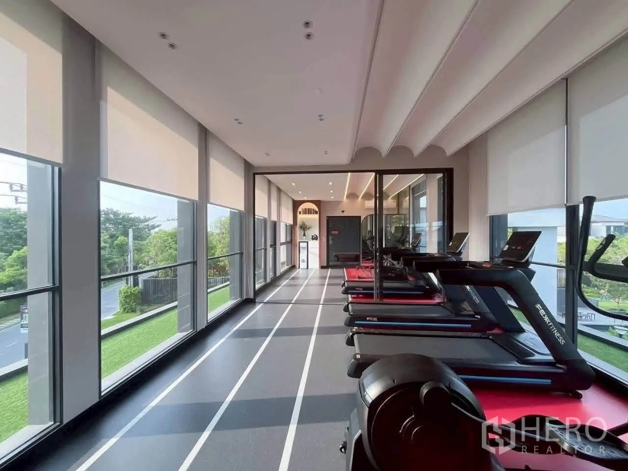 ทาวน์เฮาส์ for rent in Bang Phli, Samut Prakan - ห้องฟิตเนสสว่างไสวพร้อมลู่วิ่งและกระจกเต็มบาน
