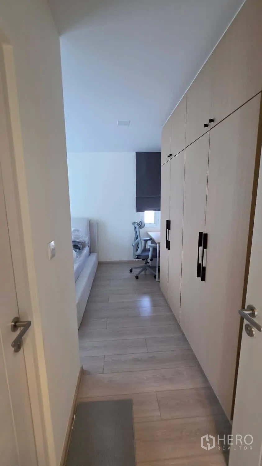 独栋房屋 for rent in Bang Phli, Samut Prakan - 步入式衣柜走廊，两侧为大量柜体通往卧室。