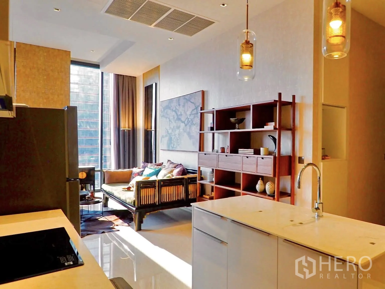 公寓 for rent in Bang Rak, Bangkok - 开放式厨房带中岛与吊灯，面向客厅。