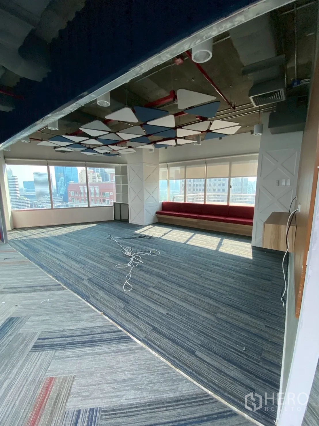 ออฟฟิศ for rent in Watthana, Bangkok - มุมพักผ่อนพร้อมเบาะนั่งริมหน้าต่าง มองเห็นวิวเมือง และแผ่นดูดซับเสียงบนเพดาน