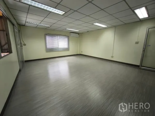 货栈 出租在Suan Luang, Bangkok - 明亮的空调办公室，格栅天花与乙烯基地板