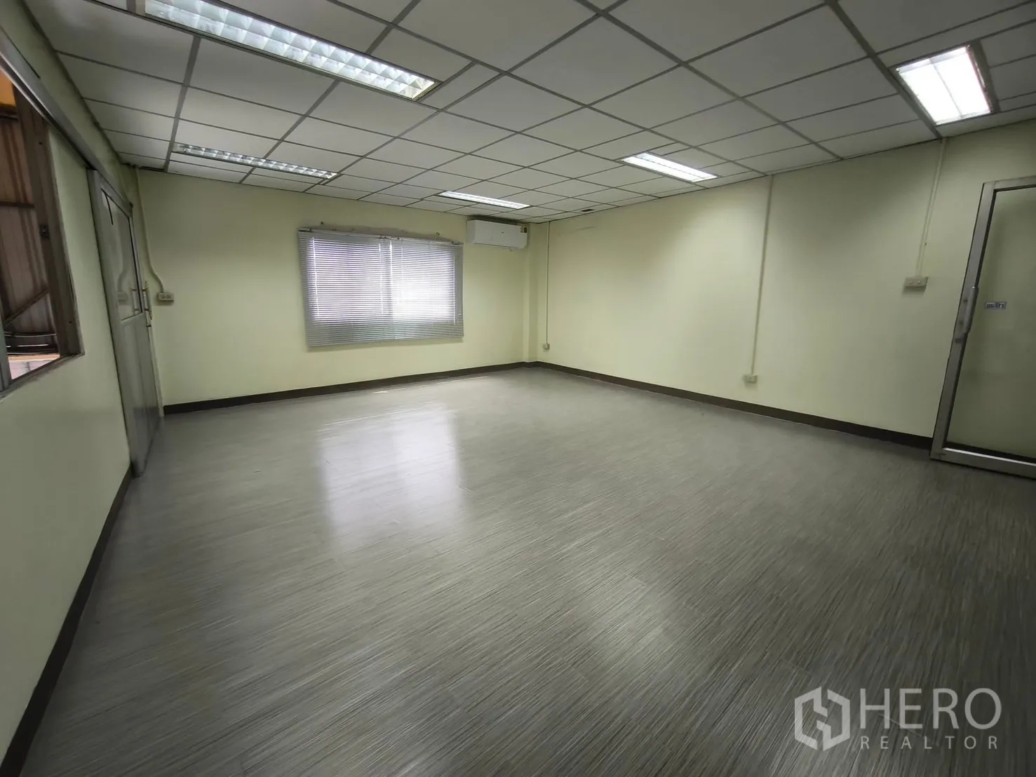 货栈 出租在Suan Luang, Bangkok - 明亮的空调办公室，格栅天花与乙烯基地板