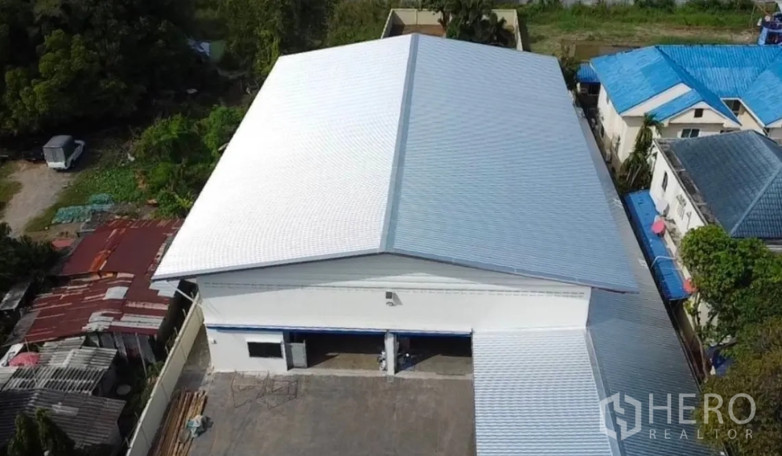 Warehouse for rent in Khlong Toei, Bangkok - Aerial view of the metal-roof warehouse and front forecourt.