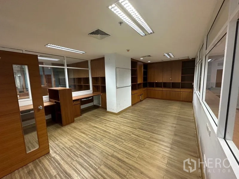 สำนักงาน ให้เช่าหรือขาย - ห้องเอนกประสงค์ พื้นไม้และตู้บิลท์อินรอบห้อง