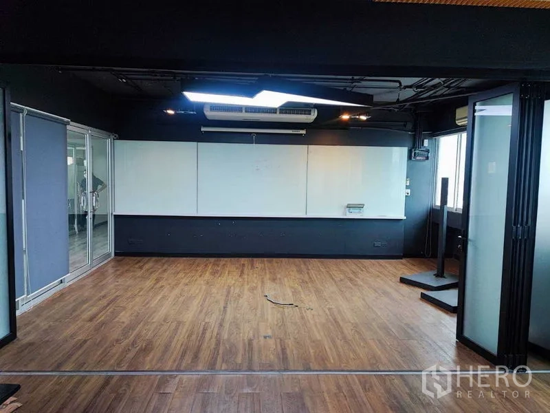 办公空间 出租在Watthana, Bangkok - 培训式房间，超大白板与上方LED照明。