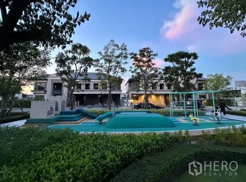 独立式住宅 出租在Lat Krabang, Bangkok - 小区儿童游乐场，绿树成荫与步道景观。