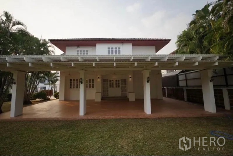 บ้าน ให้เช่าในBang Phli, Samut Prakan - เฉลียงขนาดใหญ่ด้านหลังบ้านพร้อมเพิงและสนามหญ้ากว้าง