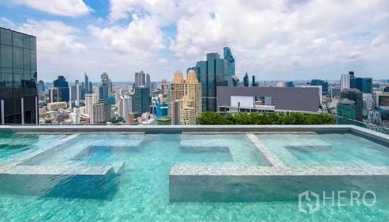 公寓 出租在Sathon, Bangkok - 屋顶无边际泳池，俯瞰曼谷天际线，晴空万里.