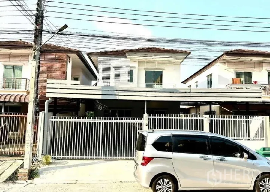 Detached House for rent in Lat Krabang, Bangkok - Modern two-storey detached house with gated carport on a quiet street.