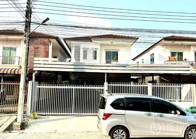 Detached House for rent in Lat Krabang, Bangkok - Modern two-storey detached house with gated carport on a quiet street.