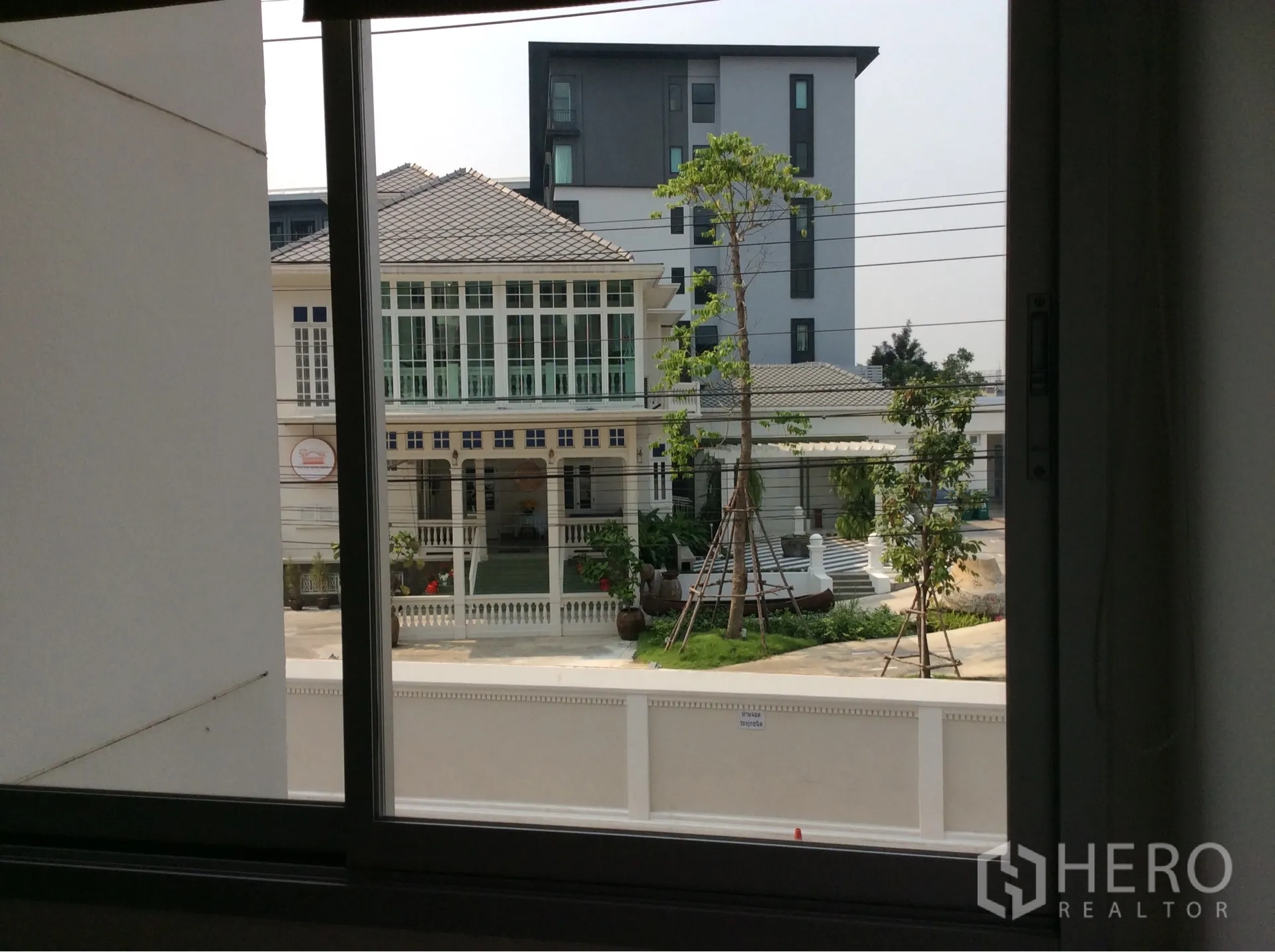 公寓 出售在Pathum Wan, Bangkok - 窗外景观：绿化庭院与周边低中层建筑。