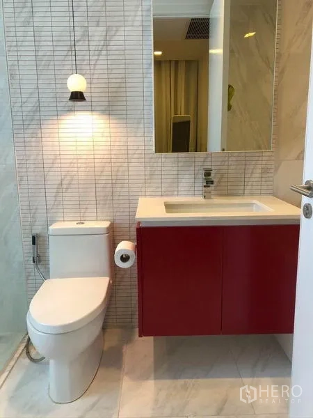 公寓 出售在Watthana, Bangkok - 第二间浴室，红色浴柜、坐便与瓷砖墙面。