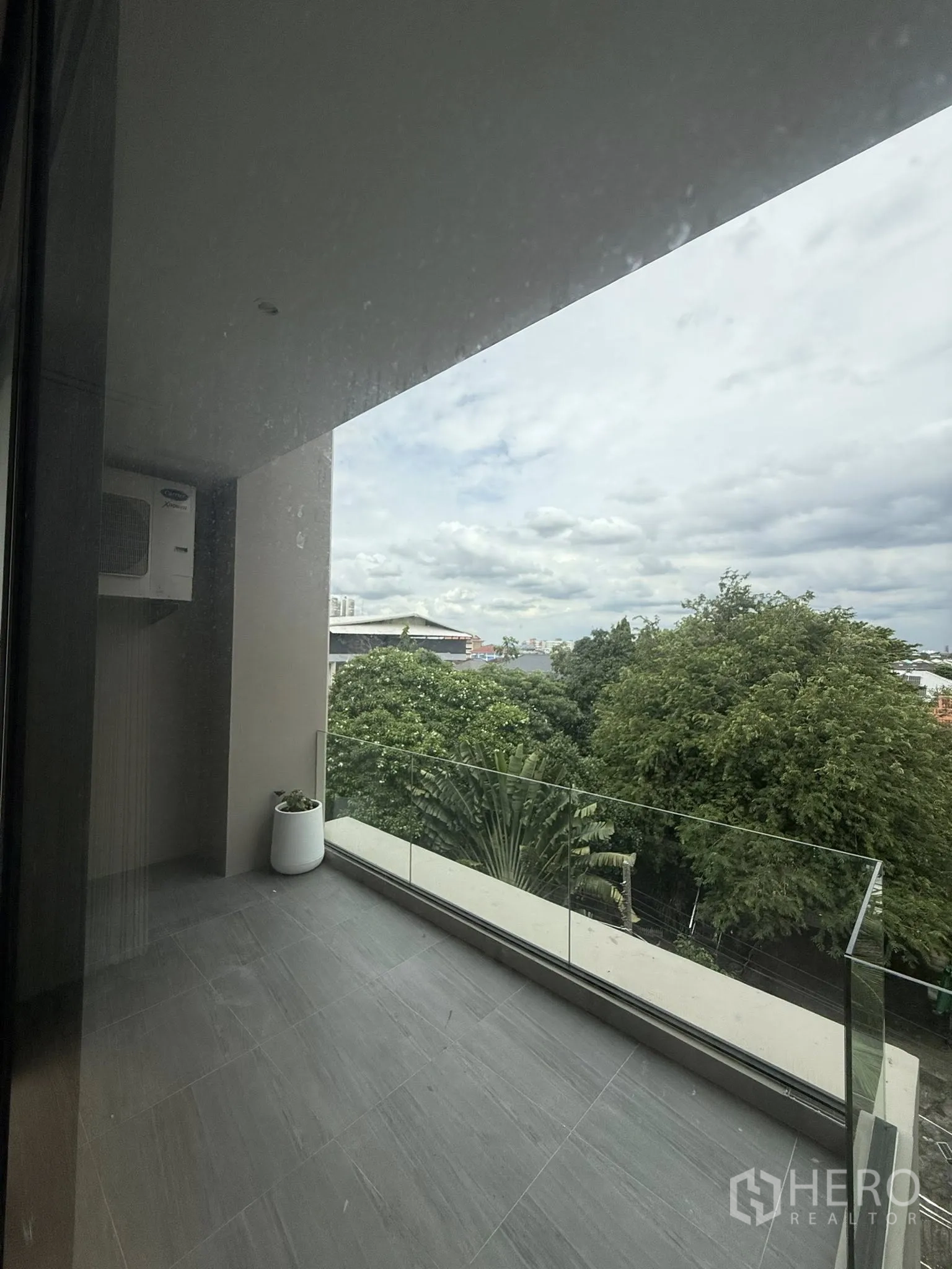 带办公室的家 出租或出售在Lat Phrao, Bangkok - 带顶阳台，透明玻璃栏杆，可眺望绿意景色。