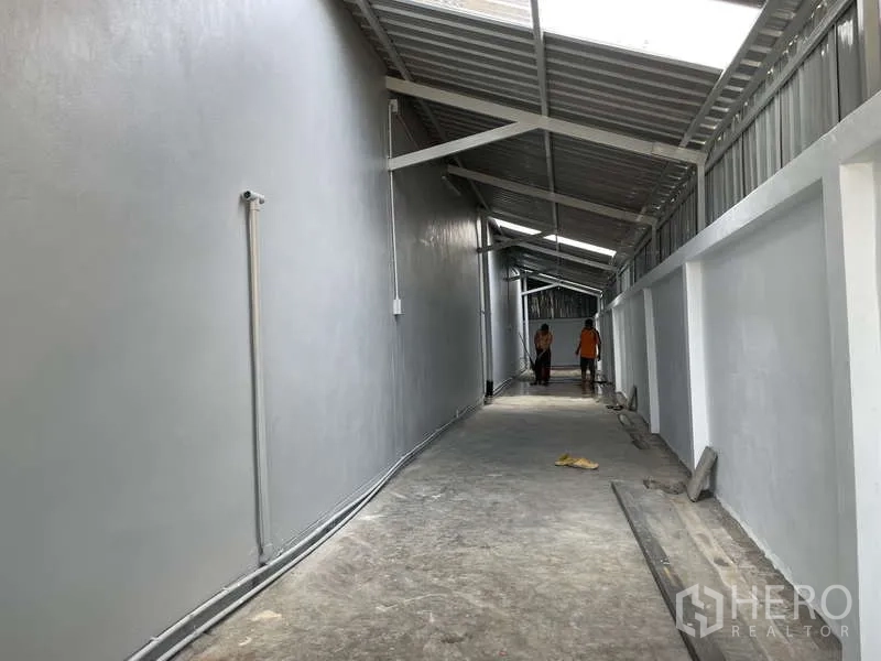 โรงงาน ให้เช่าในBan Phaeo, Samut Sakhon - โถงทางเดินด้านข้างมีหลังคา ใช้ขนถ่ายและเดินระบบสาธารณูปโภค.