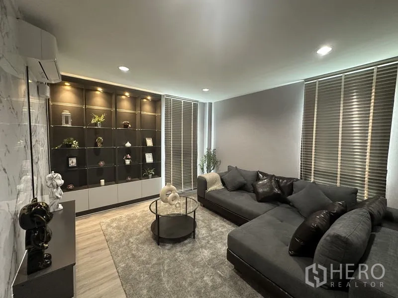 โรงงาน ขายในLam Luk Ka, Pathum Thani - ห้องนั่งเล่นส่วนตัว โซฟาเข้ามุม ชั้นโชว์และมู่ลี่