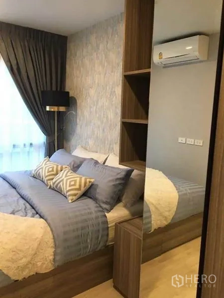 公寓 出售在Bang Na, Bangkok - 曼谷Bang Na公寓卧室：双人床、纹理壁纸、落地灯、厚窗帘与壁挂空调。