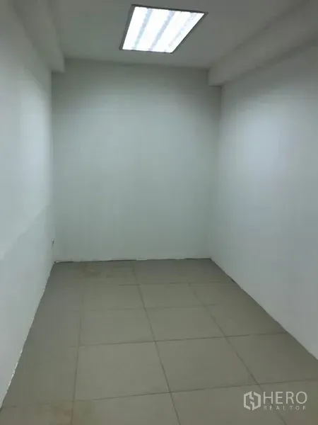 办公空间 出租在Watthana, Bangkok - 办公室内的小型独立房间，可作会议室或经理室，顶灯明亮。
