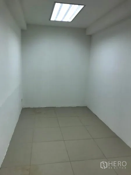 办公空间 出租在Watthana, Bangkok - 办公室内的小型独立房间，可作会议室或经理室，顶灯明亮。