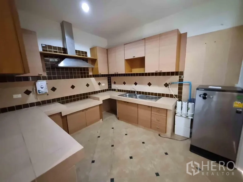 Detached House for rent in Yan Nawa, Bangkok - Separate Thai kitchen with U-shaped counters, range hood, stainless sink and water filtration.