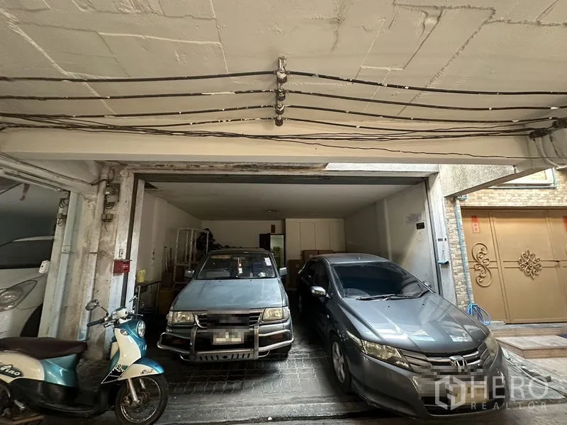 带办公室的家 出租在Sathon, Bangkok - 有顶车库，可停两辆汽车及一辆摩托车。