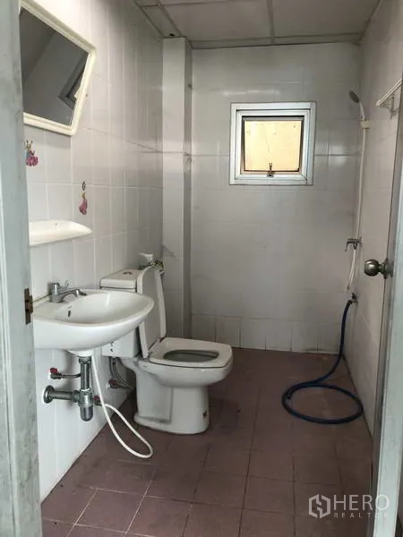货栈 出租在Lat Lum Kaeo, Pathum Thani - 完整卫生间，含坐便器、洗手盆、花洒及小窗。