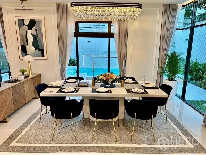 独立式住宅 出租在Bang Phli, Samut Prakan - 正式餐厅，可供八人用餐，窗外泳池景观。